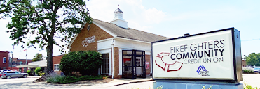 Small image of the Willoughby branch of FFCCU on a sunny day.
